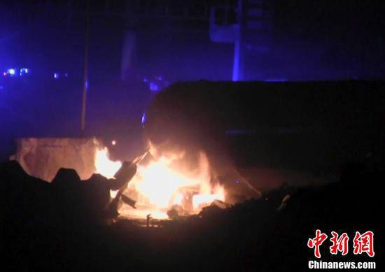 火災現場，可以看到一個儲氣罐正在熊熊燃燒。