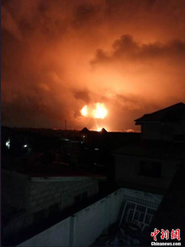 當地時間10月7日，加納首都阿克拉市區(qū)北部一燃氣站當晚發(fā)生爆炸，造成至少2人死亡。從視頻截圖畫面來看，現場火光沖天，火勢兇猛。