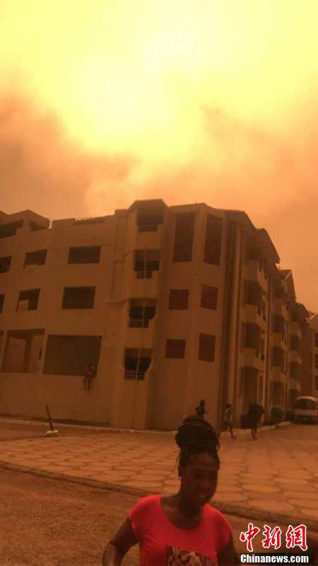 據悉，爆炸發(fā)生在當晚7時30分許。加納國家災難管理組織官員阿布&middot;拉馬丹在現場說，目前確認爆炸造成至少2人死亡。