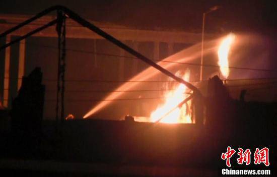 消防人員在現場進行滅火。