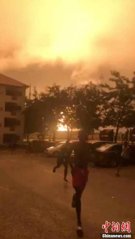 現場目擊者稱，該燃氣站爆炸后引燃了相鄰的一個加油站，引發(fā)二次爆炸。